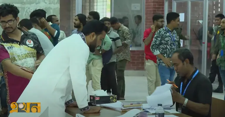 ভোট দিতে গিয়েছেন একজন শিক্ষার্থী